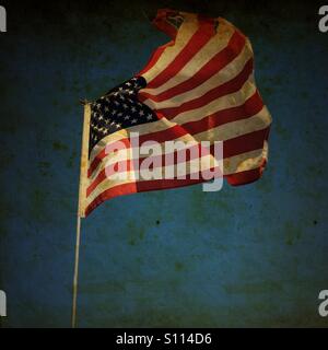 Strappati bandiera americana con un background grunge. Foto Stock