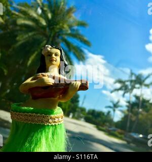 Cruscotto di automobile hula girl Foto Stock