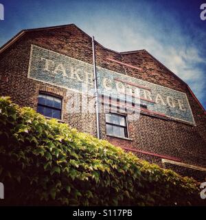 Pld dipinta a mano " prendere coraggio" segno sul lato della casa di Borough Market Foto Stock