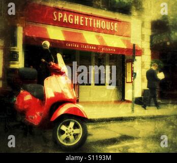 Italian Job, iconico Vespa parcheggiata di fronte Spaghetti House a Londra in Covent Garden District Foto Stock