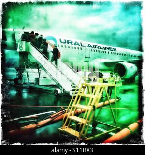 I passeggeri di salire a bordo di un Ural Airlines piano, Simferopol aeroporto, Crimea Foto Stock