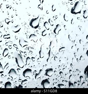 Le goccioline di acqua sulla finestra auto Foto Stock