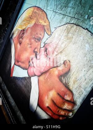 Boris Johnson e Donald Trump baciare. Un simbolico poster per la campagna di voto restano nella UE nel British referendum. , Harringay Green Lanes, London, Regno Unito ( 16 Giugno) Foto Stock