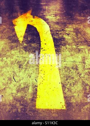 Grande freccia gialla su un percorso concreto Foto Stock
