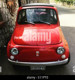 Piccolo rosso Fiat auto Foto Stock