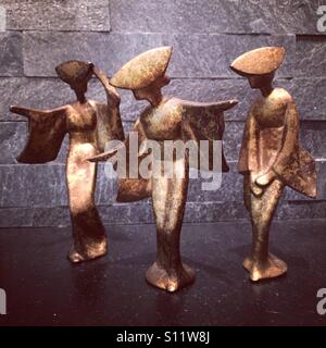 Tre vintage golden geisha girl statue rappresentano normalmente. Foto Stock