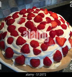 La torta di fragole per la Festa di mezza estate in Svezia Foto Stock