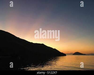 Sunrise a Gili Lawa, Isola di Komodo, Flores, Indonesia Foto Stock