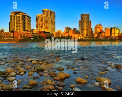 Centro di Calgary e il Fiume Bow Foto Stock