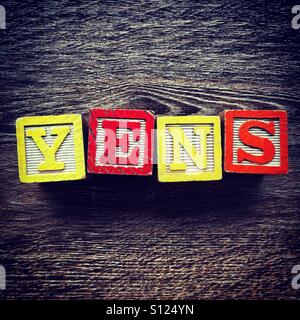 Yen parola scritta con il blocchetto di legno lettera dei giocattoli Foto Stock