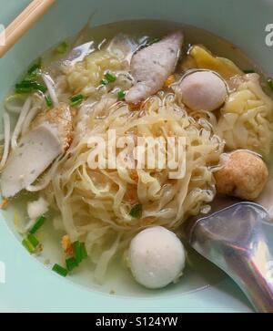 Minestra chiaro noodle, cibo tailandese zuppa di folle