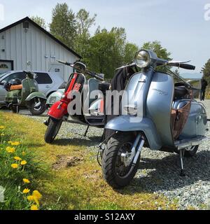 Vintage scooter visitare una cantina Foto Stock