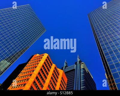 Edifici per uffici e cielo blu nel centro di Calgary, Alberta , Canada Foto Stock