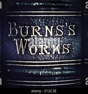 Libro antico dettaglio, ustioni di opere. Robert Burns (1759 - 1796) fu un poeta Scozzese. Foto Stock