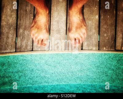 Una coppia di piedini in legno Decking in corrispondenza di un bordo di una piscina. Foto Stock