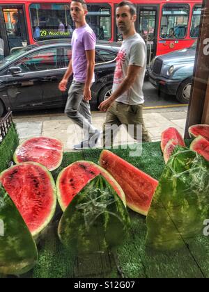 Angurie in vendita. Green Lanes. Harringay, Londra. U.K. Foto Stock