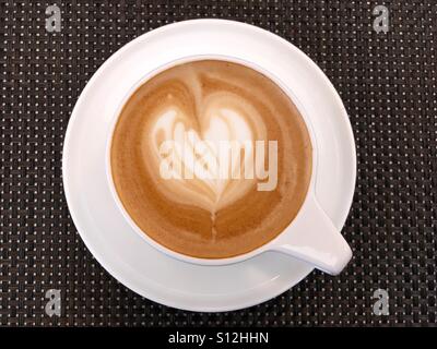 Al di sopra di colpo di un bianco tazza di caffè sul tavolo Foto Stock