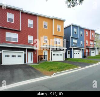 Jellybean colorate case in stile di nuova costruzione a San Giovanni, Terranova, Canada. Foto Stock