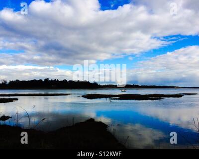 Una tranquilla giornata di sole sul fiume Deben di Woodbridge, Suffolk Foto Stock