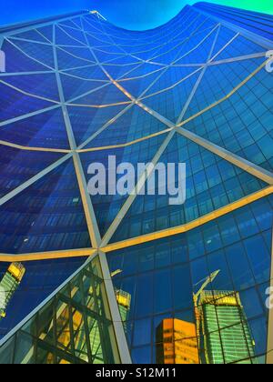 "L'arco' riflettendo la Calgary downtown core Foto Stock
