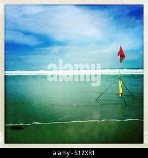 Bandiera rossa sulla spiaggia un significato non nuoto ammessi Foto Stock
