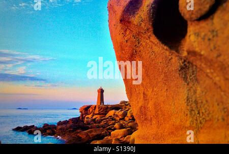 Point de Squewel e e significa Ruz lighthouse, uomini Ruz, Ploumanach, Côte de Granit Rose d'Armor, Bretagne, Francia, Europa Foto Stock