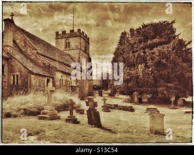 Un antico effetto seppia foto di La chiesa di Sant'Andrea Miserden, Gloucestershire, Inghilterra, Regno Unito. Questo edificio anglicana è di grado 2 elencati e ha un interessante area cimiteriale. Foto © COLIN HOSKINS. Foto Stock