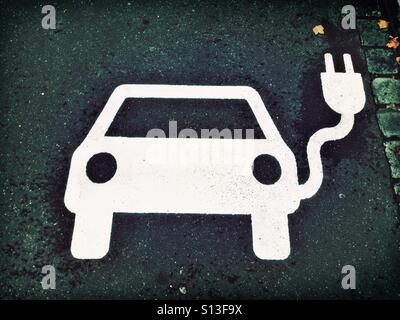 Bianco e il simbolo auto sulla pista Foto Stock