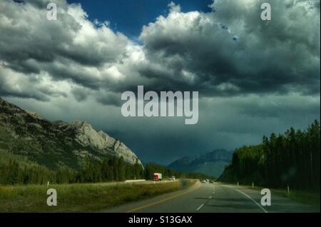 La guida la Trans-Canada Highway attraverso il Parco Nazionale di Banff in estate. Foto Stock
