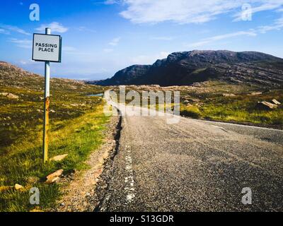 Passante posto sulla singola traccia strada sulla penisola di Applecross sulla costa ovest della Scozia, Regno Unito Foto Stock