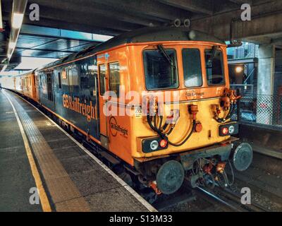 GB il trasporto ferroviario di merci in treno Foto Stock