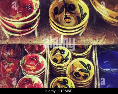 Ceramica spagnola bocce su un mercato in stallo Foto Stock