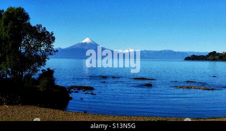 Lago Llanquihue, Volcan Osorno da Frutillar nel sud del Cile Foto Stock