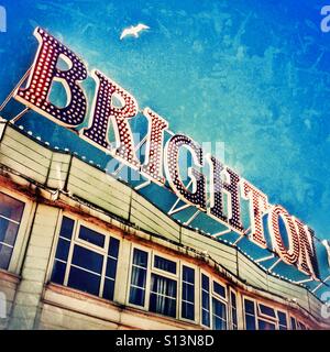 Il Brighton Pier accedi luci con un gabbiano flying overhead Brighton Sussex England Regno Unito Foto Stock