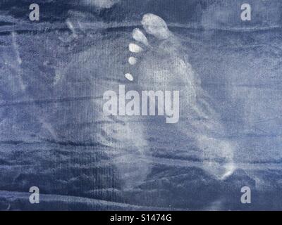 Footprint polveroso su scuro dello sfondo tessili Foto Stock