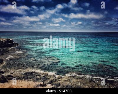 Le acque turchesi del Mediterraneo off Formentera Foto Stock