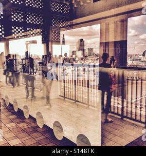 La skyline di Londra e di riflessioni alla visualizzazione di Tate Modern estensione piano di visualizzazione sulla Southbank London REGNO UNITO 2016 Foto Stock