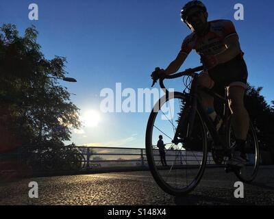 Racing ciclista al tramonto Fyffes Otley gare del ciclo di giugno 2016 Foto Stock