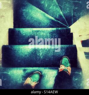 A piedi giù per le scale Foto Stock