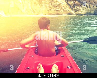 Padre e figlio in kayak in mare Mediterraneo Beirut Libano Foto Stock