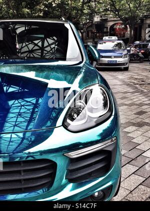 Shiny parcheggiato Azzurro Porsche auto, con superficie liscia riflettente Foto Stock