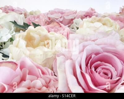 Bianco, Rosa, Peach rose e peonie composizioni floreali bouquet di fiori di colore pastello rilassante e calmante Foto Stock