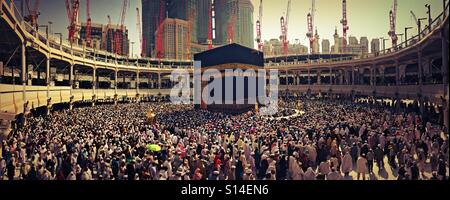 I musulmani pellegrini presso la Grande Moschea della Mecca, Arabia Saudita eseguire Hajj rituale passeggiata attorno alla Sacra Kaaba. Foto Stock