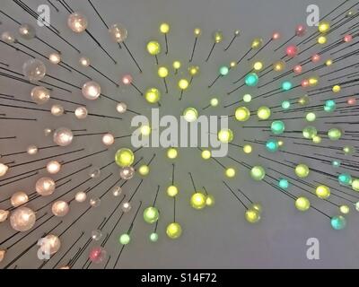Sfondo sfocato di vividamente colorate lampade da soffitto Foto Stock