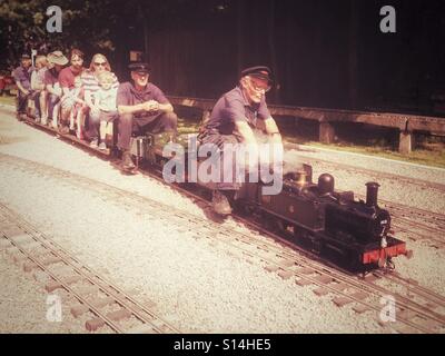 Per coloro che godono di una corsa su una miniatura del treno a vapore Foto Stock