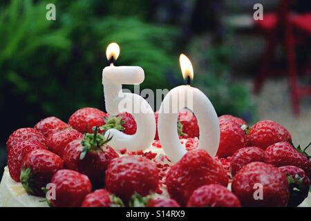 Close up. Cinquantesimo torta di compleanno guarnita con fragole Foto Stock