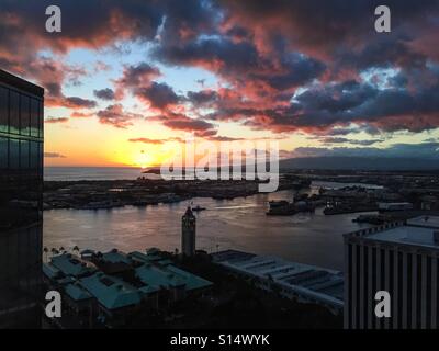 Tramonto su Aloha Tower Foto Stock