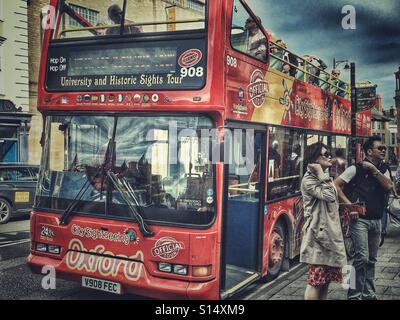 Turisti che lasciano Oxford City Sightseeing tour bus alla fermata in Broad Street, Oxford, Inghilterra Foto Stock