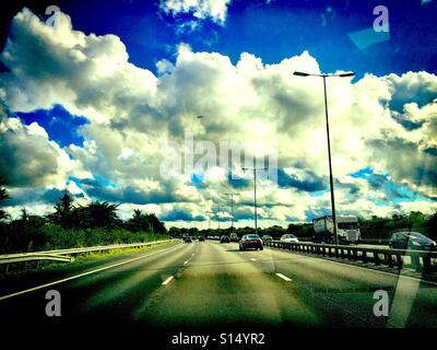 Un tratto di guida lungo l'autostrada M4. Foto Stock