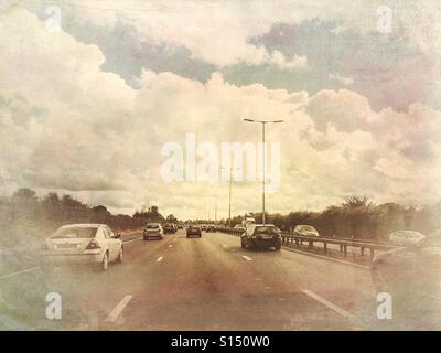 La guida lungo l'autostrada M4. Foto Stock